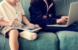 ما هي إيجابيات وسلبيات الفصول الافتراضية؟